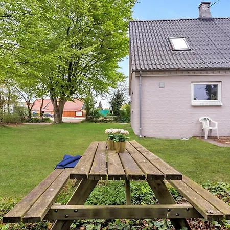 2 Bedroom Beautiful In Vaeggerlose Casa de Férias