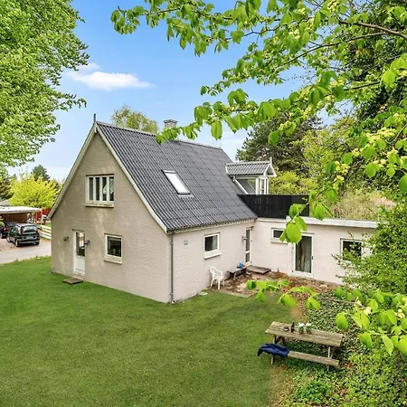 2 Bedroom Beautiful In Vaeggerlose Casa de Férias Bøtø By