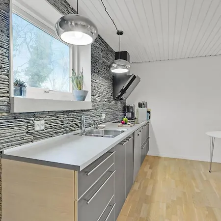 2 Bedroom Beautiful In Vaeggerlose Casa de Férias Bøtø By