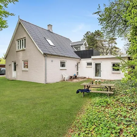 2 Bedroom Beautiful In Vaeggerlose Casa de Férias Bøtø By
