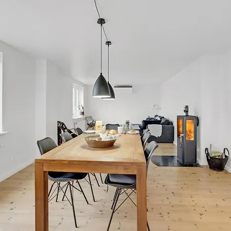 2 Bedroom Beautiful In Vaeggerlose Casa de Férias *